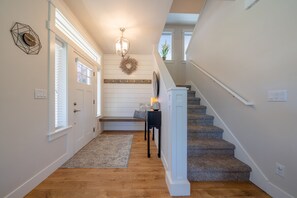 Interior - Gorgeous Custom Home-w/AC, Office, BIG garage, Close to OLD MILL-River-Concerts! (Bend)