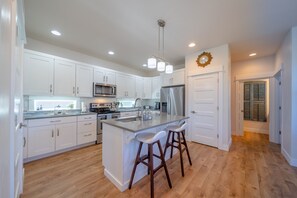 ثلاجة، ميكروويف، فرن، موقد طهي مسطح