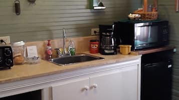 Refrigerador, microondas, cafetera/tetera, tostadora