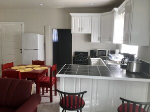 Kjøleskap, mikrobølgeovn, ovn og kokeplater