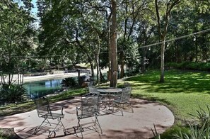 Outdoor dining - Comal River access - Charming River Retreat – Walk to Downtown & Tubing! (New Braunfels)