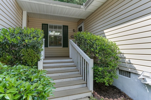 NEWLY UPDATED! Charming 2 Bedroom Townhouse near Prime Outlets - Pet friendly.