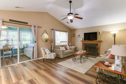 NEWLY UPDATED! Charming 2 Bedroom Townhouse near Prime Outlets - Pet friendly.