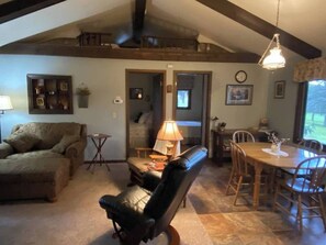TV, DVD player, books, video library - Cottage near Devils lake and Wisconsin Dells (Baraboo)