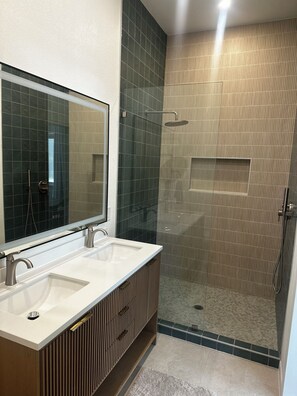 Combined shower/tub, jetted tub, hair dryer, towels