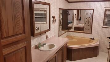 Ducha y bañera combinadas, secador de pelo, toallas y jabón