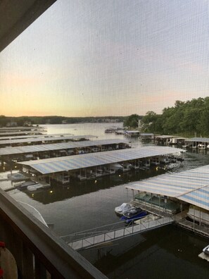 Marina - Lake of the Ozarks Stunner! Boat Slip Available to rent! Renovated with king bed (Osage Beach)