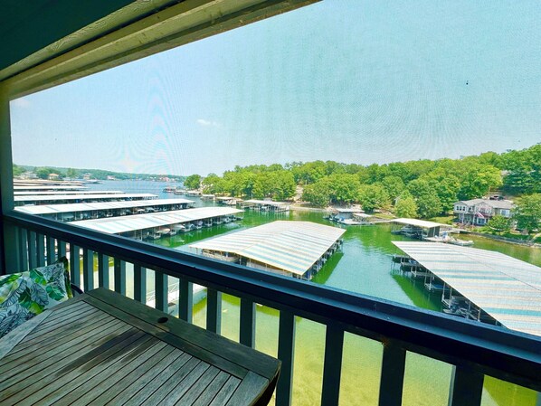 Property grounds - Lake of the Ozarks Stunner! Boat Slip Available to rent! Renovated with king bed (Osage Beach)