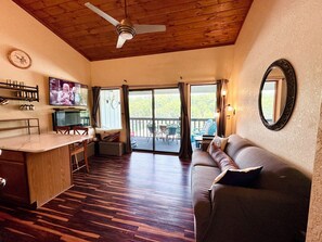 Smart TV, fireplace - Lake of the Ozarks Stunner! Boat Slip Available to rent! Renovated with king bed (Osage Beach)