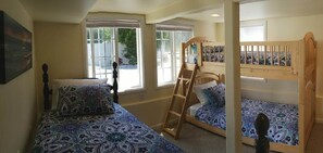 2 bedrooms, iron/ironing board, WiFi, bed sheets - Sea View Inn Summary: (Anacortes)