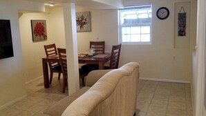 Un comedor con una mesa, sillas y un televisor.