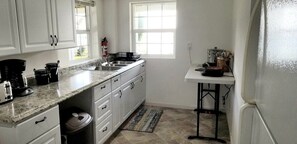 Full-size fridge, microwave, stovetop, coffee/tea maker - Sea View Inn Summary: (Anacortes)