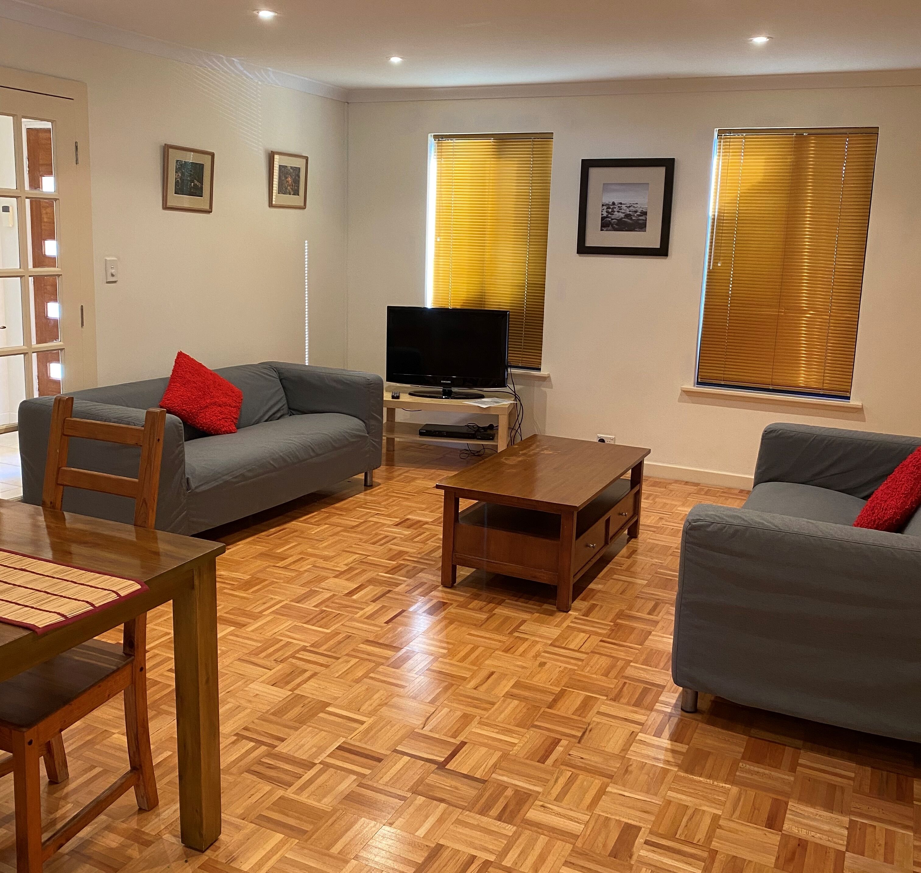 QUINNS RETREAT 4 bedroom 2 bathrooms with pool — image 9