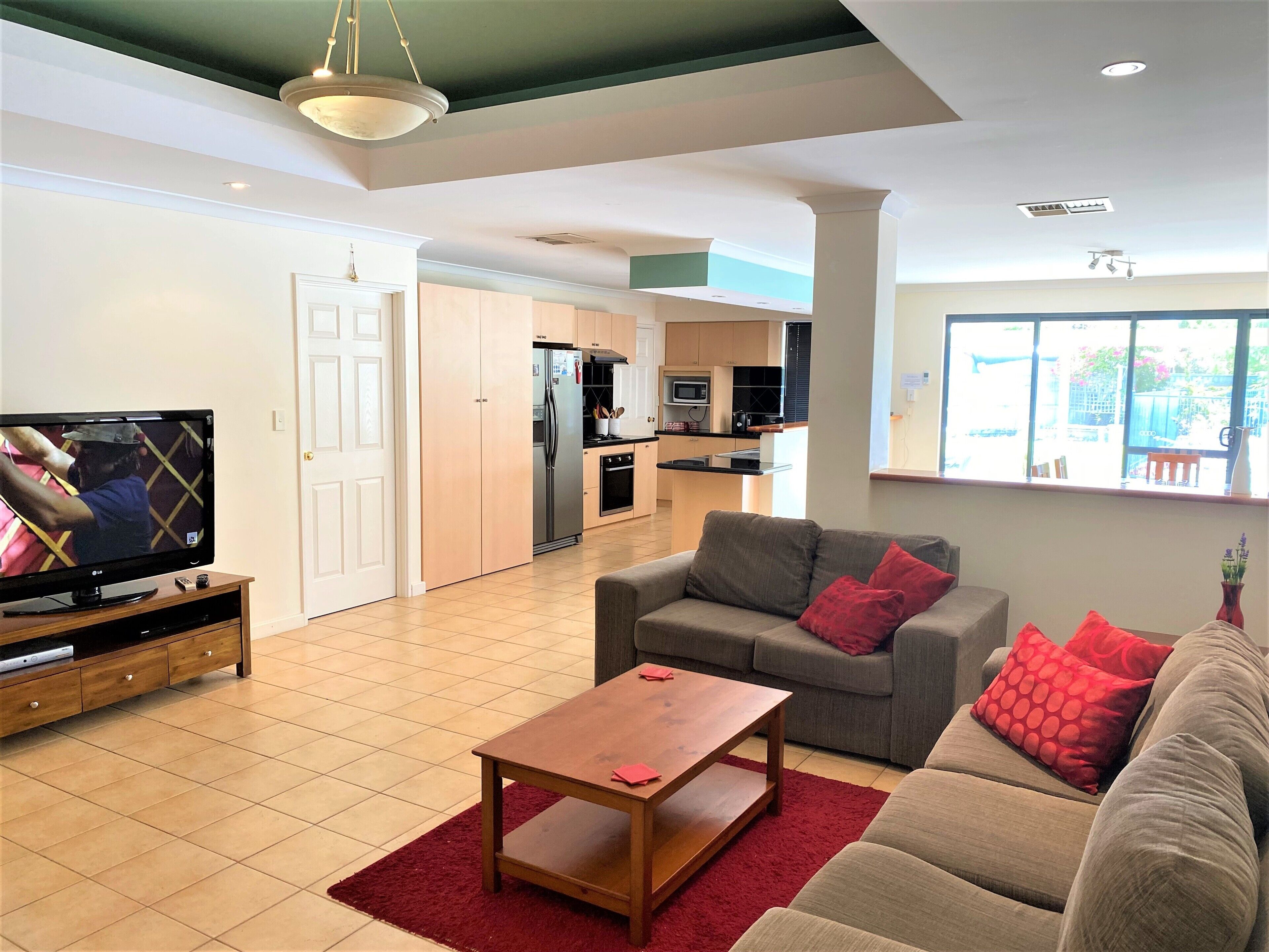 QUINNS RETREAT 4 bedroom 2 bathrooms with pool — image 4