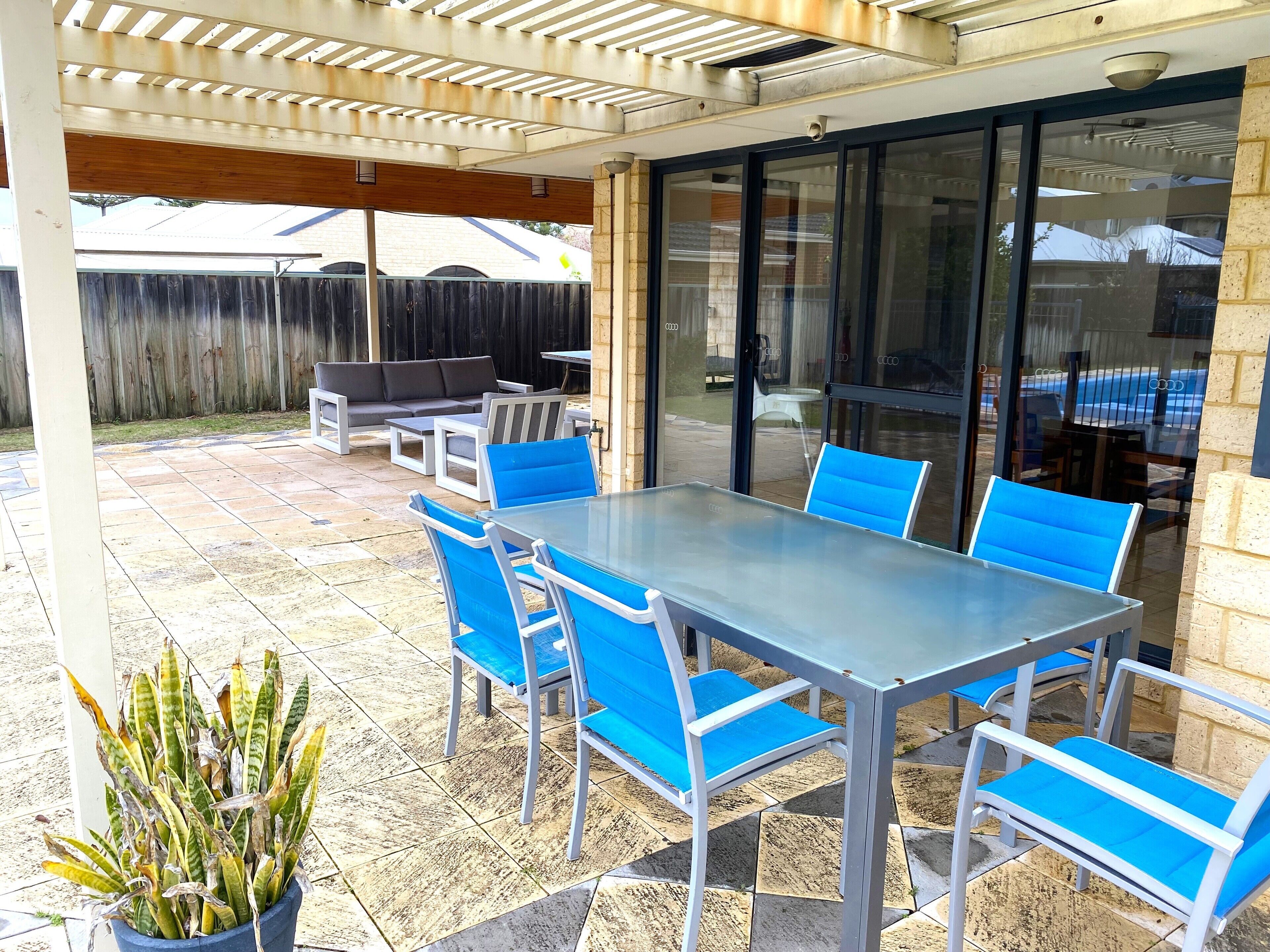 QUINNS RETREAT 4 bedroom 2 bathrooms with pool — image 3