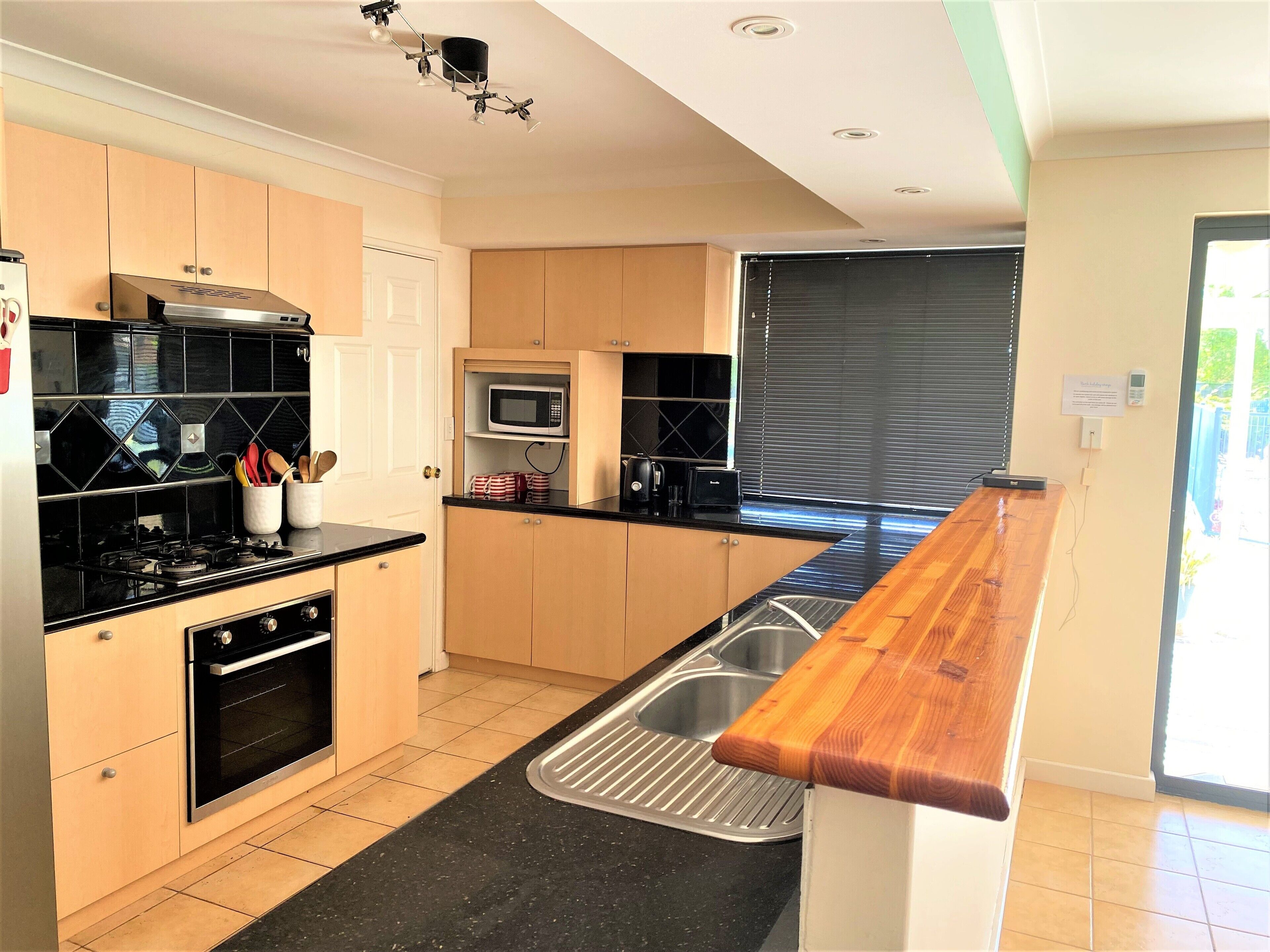 QUINNS RETREAT 4 bedroom 2 bathrooms with pool — image 5