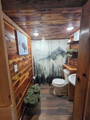 Duschwanne, Whirlpool, Bidet, Handtücher