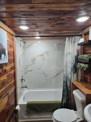 Duschwanne, Whirlpool, Bidet, Handtücher