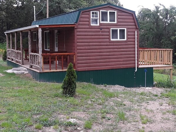 Exterior - Cozy 1-BR cabin with Kid's Loft, Hot Tub & Large Deck on Working Buffalo Farm (Marshall)