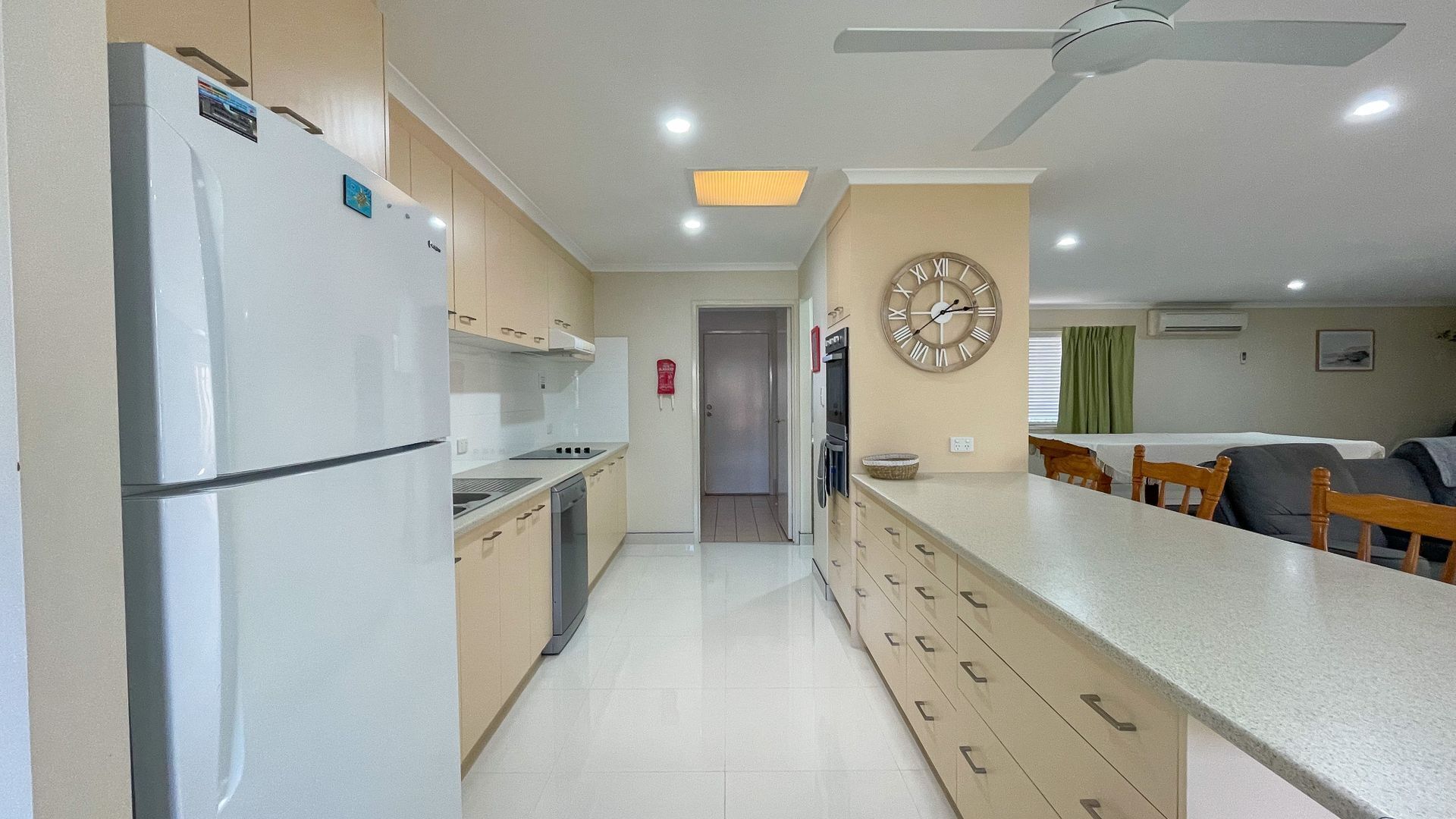 Sandy Paws - Burrum Heads- Walk to Beach -3BR- Aircon-Pool table — image 16