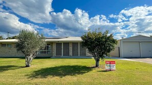 Exterior - Sandy Paws - Burrum Heads- Walk to Beach -3BR- Aircon-Pool table (Burrum Heads)