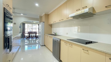 Fridge, microwave, oven, stovetop. Sandy Paws - Burrum Heads- Walk to Beach -3BR- Aircon-Pool table