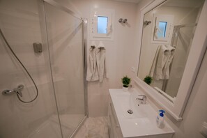 Dusj, regndusjhode, hårføner og håndklær