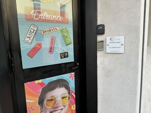 A hotel entrance with a sign indicating 'Entrance' and 'Host Bari Centrale' along with a contact number. - Host Bari centrale - Hostel (Bari)