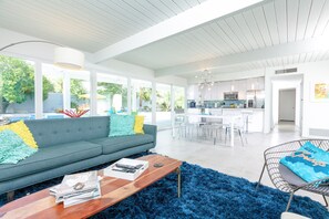 Smart TV, chimenea, videojuegos y reproductor de DVD 