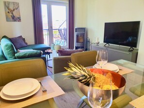 Kapitänshaus 3 | Wohnbereich | 55-Zoll-Flachbildfernseher mit Kabelempfang, Fernseher, Kamin