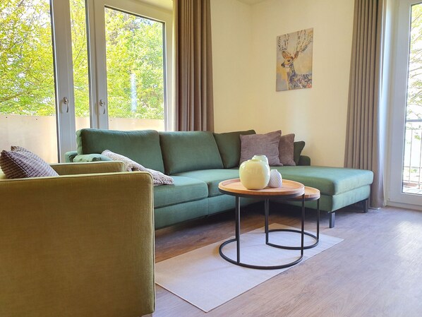 Kapitänshaus 3 | Wohnbereich | 55-Zoll-Flachbildfernseher mit Kabelempfang, Fernseher, Kamin