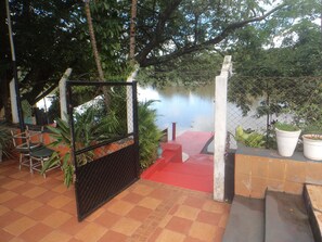 المنطقة المحيطة بالمنشأة