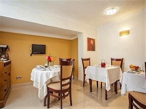 Sudah termasuk sarapan lengkap setiap hari