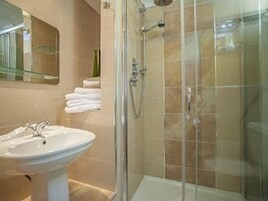 Ducha, artículos de tocador gratuitos, secador de pelo, toallas