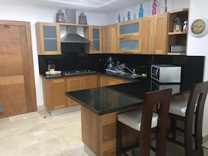 Frigorífico, microondas, placa de cocina y cafetera o tetera