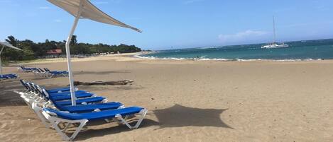Plage à proximité, chaise longue, serviettes de plage