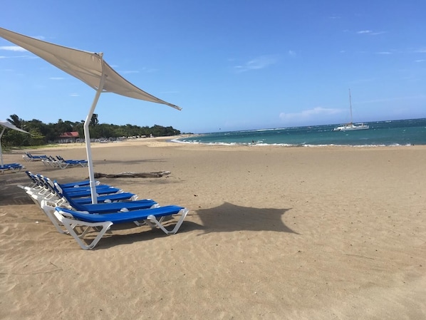 Una spiaggia nelle vicinanze, lettini da mare, teli da spiaggia