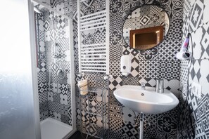 Classic Single Room | Bathroom | Shower, hair dryer, towels, soap - Dolci Emozioni (Bari)