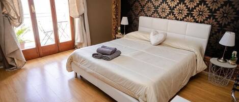 Minibar, escritorio, wifi gratis y ropa de cama