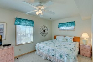 5 bedrooms, iron/ironing board, free WiFi - Experience Outer Banks Beaches just steps away (Kill Devil Hills)