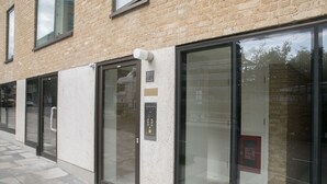 Property entrance - Moonside - Stunning Angel Apartments (London)