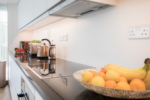 Penthouse Apartment (Apt 6) | Private kitchen | Full-size fridge, microwave, oven, stovetop - Moonside - Stunning Angel Apartments (London)