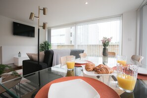 Loftsleilighet – deluxe | Spiseområde på rommet