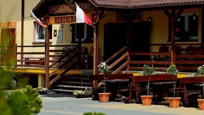 A yellow building with a sign reading "Uslugi Hotelowe Restauracja". - Usługi Noclegowe 17 (Ostrow Mazowiecka)
