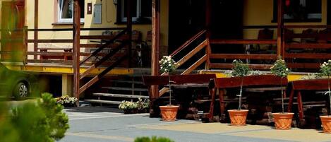Un edificio amarillo con un cartel que dice 'Uslugi Hotelowe Restauracja'.