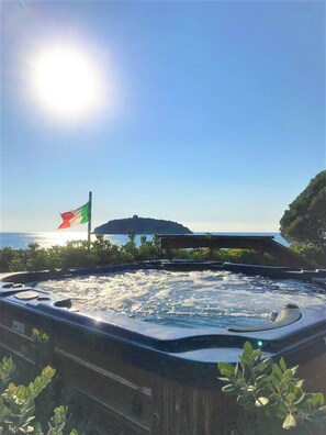 Bồn tắm spa ngoài trời