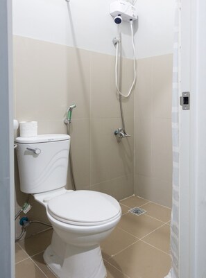 Shower, free toiletries, bidet, towels - Abn Hostel (Bacolod)