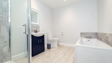Deluxe Apartment, Private Bathroom, Canal View (1) | Bathroom