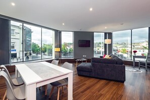 Executive Apartment, Private Bathroom (2) | Lounge - Godfrey Mews (Newry)