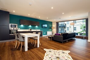 Deluxe Apartment, Private Bathroom, Canal View (1) | Lounge - Godfrey Mews (Newry)